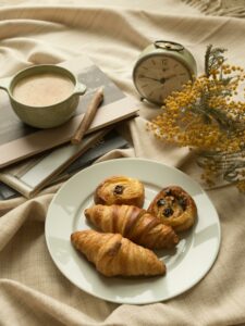 Petit déjeuner composé d'un café au lait et de croissants frais.